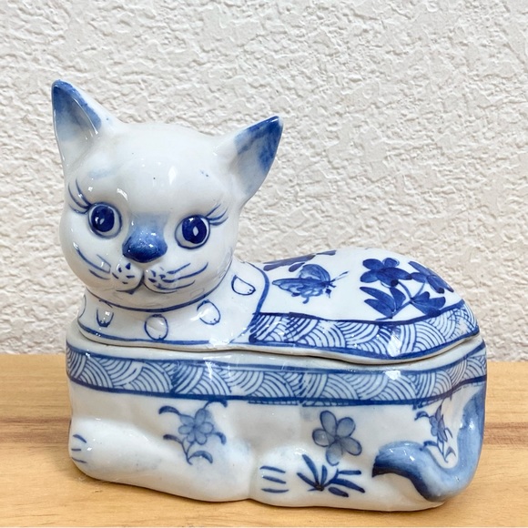 Vintage Blue & White Chinoiserie Porcelain Cat Trinket Box - Picture 1 of 12